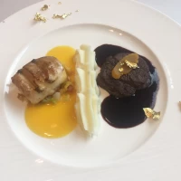 左がお魚料理、右側がお肉料理の試食です。