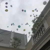バルーンを飛ばすイベントの様子。
