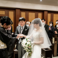 新婦両親が新婦の手を握る「お手つなぎ」