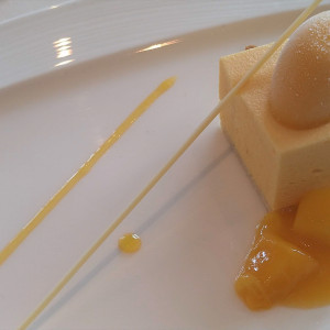 ケーキの前に出てきたマンゴーソースのかかったアイスクリーム|598379さんのラ・プロヴァンス(ホテル インターコンチネンタル 東京ベイ)の写真(1587534)