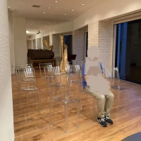 緑があるチャペルです。ハープの生演奏つき。