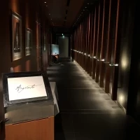 エレベーター降りてすぐ