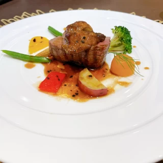 お肉がとても柔らかく、上のフォアグラが美味しかったです。