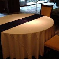 披露宴会場のテーブル
1つがかなり大きくゆったり座れる
