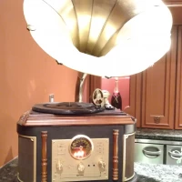 蓄音機。CDで音楽が流せる