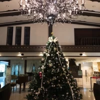 クリスマス時期のホテルロビー