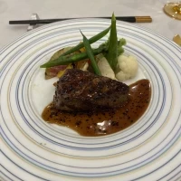 お肉料理。ある意味ありきたりですが、美味しかったです