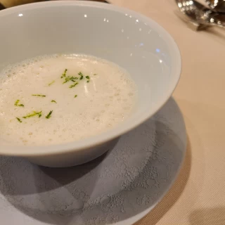 一押しのスープ！ゆずの香りが夏らしく爽やかでした。