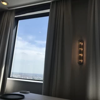 窓からは青空が！