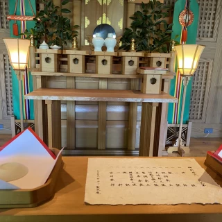 会場内で神前式。新郎新婦目線。