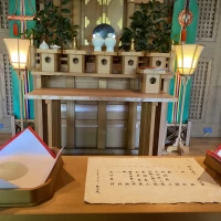 会場内で神前式。新郎新婦目線。