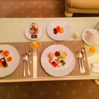 披露宴では前菜のみ頂き、残りは後でゆっくりお部屋で頂きました
