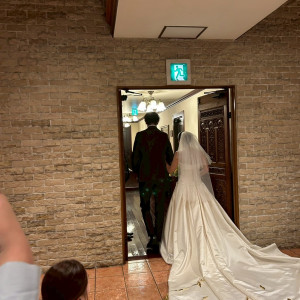 チャペルの雰囲気が分かるお写真
退場するシーンです|598747さんのディアズ水戸スパニッシュガーデンの写真(2587506)