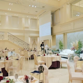 入口が3箇所あるので様々な演出も出来ます。天井が高くて開放的