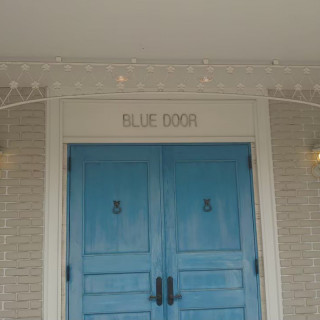 人数によりいくつかの会場がある。写真撮影に人気のブルー扉