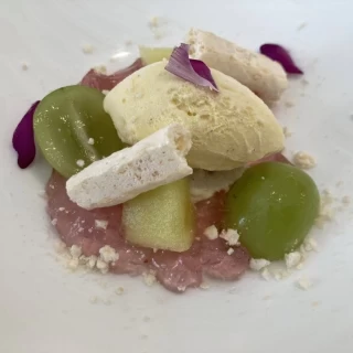 季節のフルーツのデザートです