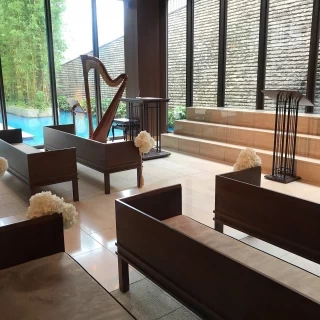 ハープの生演奏です