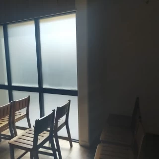 明るい窓があります。