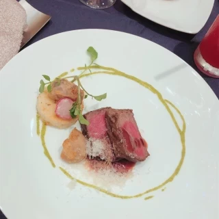 メインのお肉料理です。とても美味しかったです。