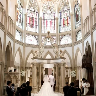 挙式当日の写真で、会場の厳かさを感じます。