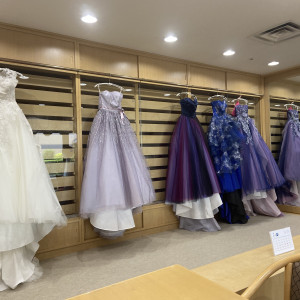 紫系が好みだったので紫系しか出てませんが沢山のドレスがある|599146さんのホテル札幌ガーデンパレスの写真(1312990)
