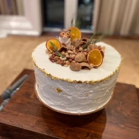 ナッツと手作りハムスターをのせました