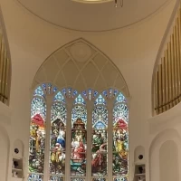 高い天井とカラフルなステンドグラスが壮大。
