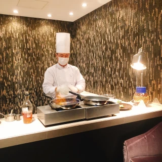 お肉を目の前でフランベしてくださいました