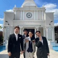 チャペル背景に記念写真
