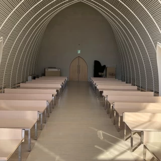 チャペルから入り口を見た様子