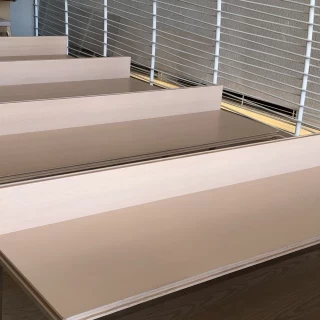 チャペルの座席。背もたれが低く、みやすそうです。
