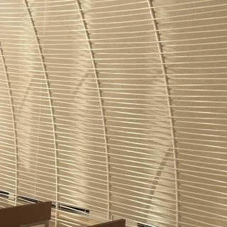 チャペルについてる白い柵。よく見ると無機質