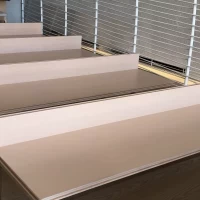 チャペルの座席。背もたれが低く、みやすそうです。
