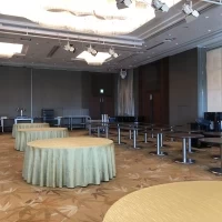 桔梗の会場。廊下を挟みますが、自然光が少し入ってきます