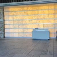 車寄せ。壁が素敵なので写真に良さそうです。