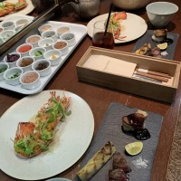 式後、新郎新婦にお食事が振る舞われました