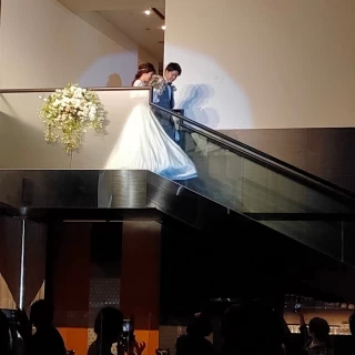 披露宴入場は披露宴会場の階段を降りました。
