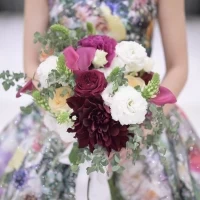 会場提携のお花屋さんでお作りいただいた生花のブーケ