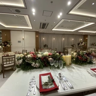 新郎新婦席から見た全体＋オープンキッチン