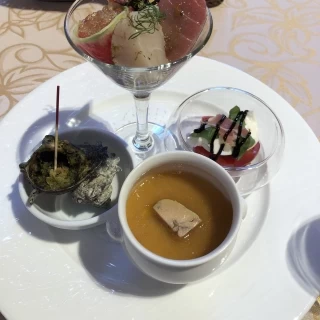 お刺身は新鮮でフォアグラの茶碗蒸しは最高でした！