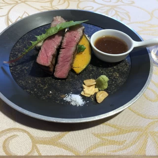 お肉は柔らかく横についているタレにつけるとさらに美味しかった