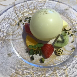 上から温めたチョコレートをかける演出ができるケーキ！味も美味
