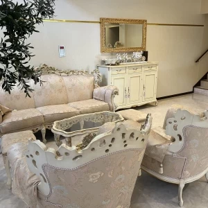 ソファなどは全て海外から取り寄せているそうです。|599745さんのシャトー ラ・パルム・ドールの写真(1365759)