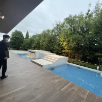 披露宴会場の外はプールがあります