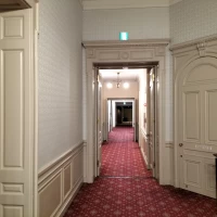 ホテルから挙式会場への道。傾斜があります。