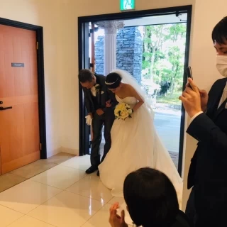 真っ白な洗練されたバージンロードと後ろに映り込む緑のお庭が素