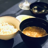 お食事の締めはごはんと味噌汁でした
