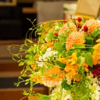 会場の雰囲気に合わせたオレンジの装花です