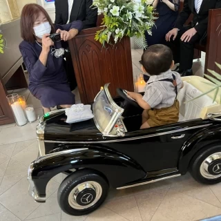 リングボーイはラジコンカーを使用して登場