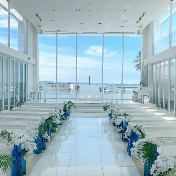 リゾート感のある式場と真っ白で海の見えるチャペル。」｜海が見える